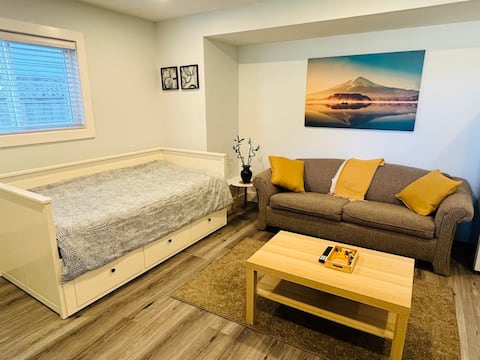 Top performing Airbnb: KC's Home-Charming Guest Suite in Guildford
