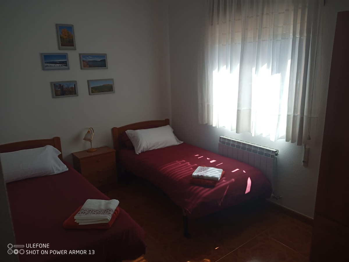 寝室 3つのシングルベッドがある1階。カサ・ルーラル・サン・バルトロメ・アラルシア