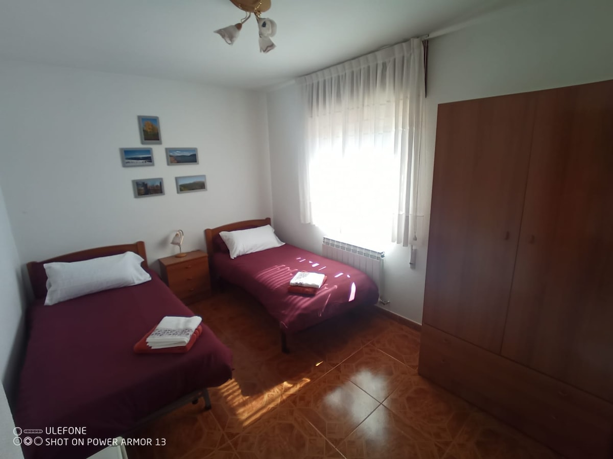 寝室 3つのシングルベッドがある1階。カサ・ルーラル・サン・バルトロメ・アラルシア