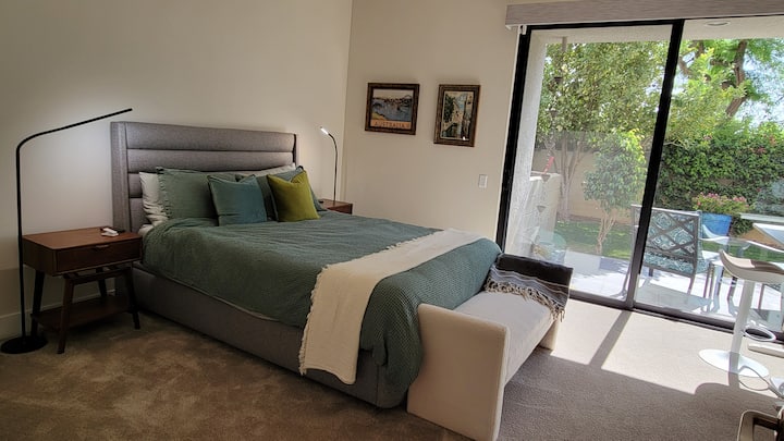 Habitación grande en la planta baja con su propia puerta corrediza a una esquina del patio trasero. Cama tamaño queen. Armario con vestidor y baño grande con ducha y área de inodoro separada.