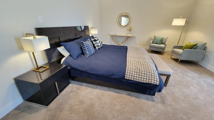 MBR enorme con cama tamaño king, techo abovedado, vestidor, terraza separada y baño privado grande