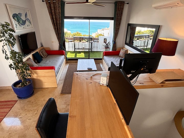 Potkrovlje s dva kreveta, radnom stanicom, TV-om, radnom stanicom i pristupom terasi za roštilj.