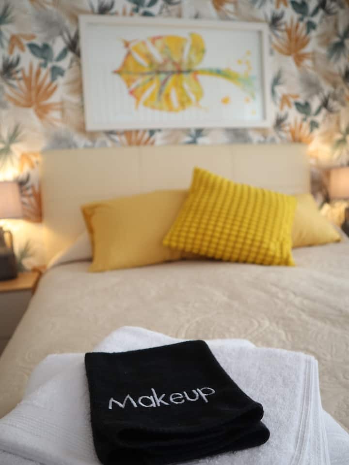 Žuta spavaća soba:
Ova udobna spavaća soba ima udoban bračni krevet sa svijetložutim detaljima. Soba je ispunjena prirodnim svjetlom s velikog prozora i ima umirujući dizajn s tapetama inspiriranim prirodom, stvarajući opuštajuću atmosferu.