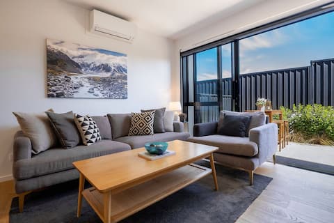Explore Wanaka - A Stylish Unit That Guests Adore!