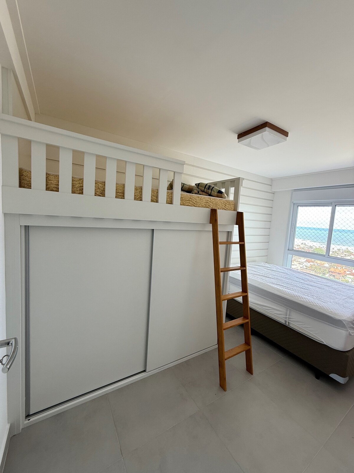 Habitación 3, con 1 cama doble, litera y aire acondicionado.