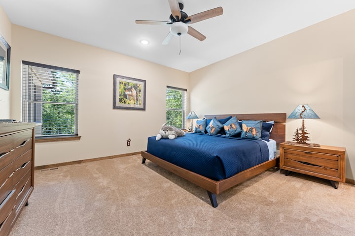 Hoofdslaapkamer met kingsize bed, dressoir voor opslag en eigen badkamer.