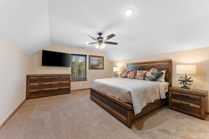 Kingsize bed op de bovenste verdieping en twee eenpersoonsbedden met twee eenpersoonsbedden.  Beschikt over een privébadkamer