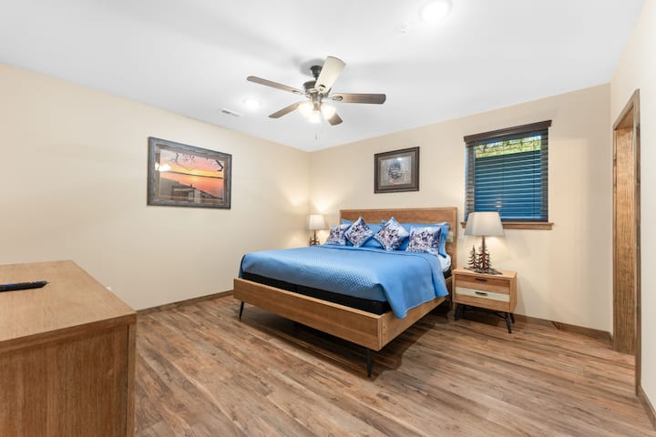 Slaapkamer op de benedenverdieping met een kingsize bed en een eigen badkamer.