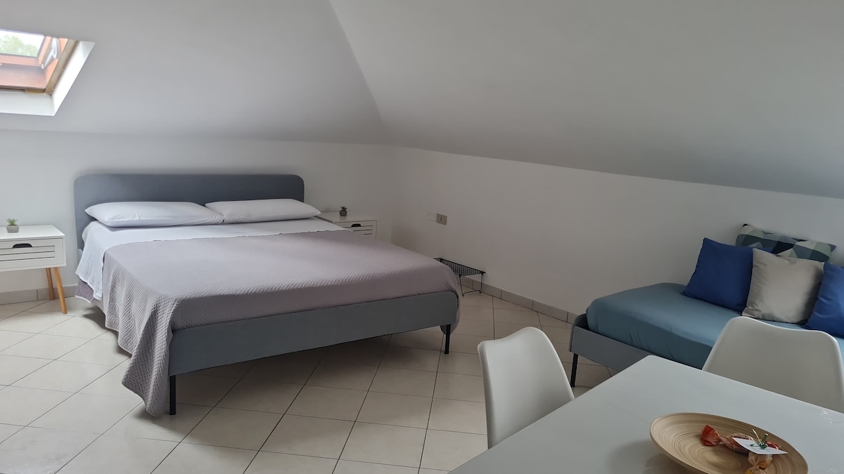 Дупли душек 160x200 во мемориска масажа во 5 зони со диференцирана порта и перници чувствителни на меморија.  Ноќни масички со големи фиоки каде што можете да ги чувате вашите лични работи.
