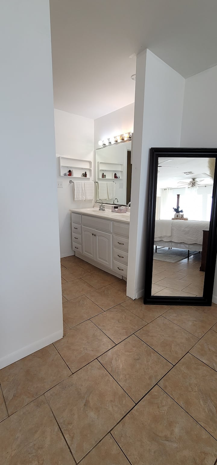 Უზარმაზარი ცალკე სააბაზანო მთავარ საძინებელში