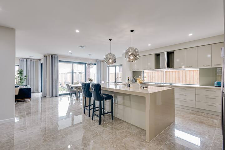 Spacious 6BR House w/ Pool Table Urban Home gallery image 3