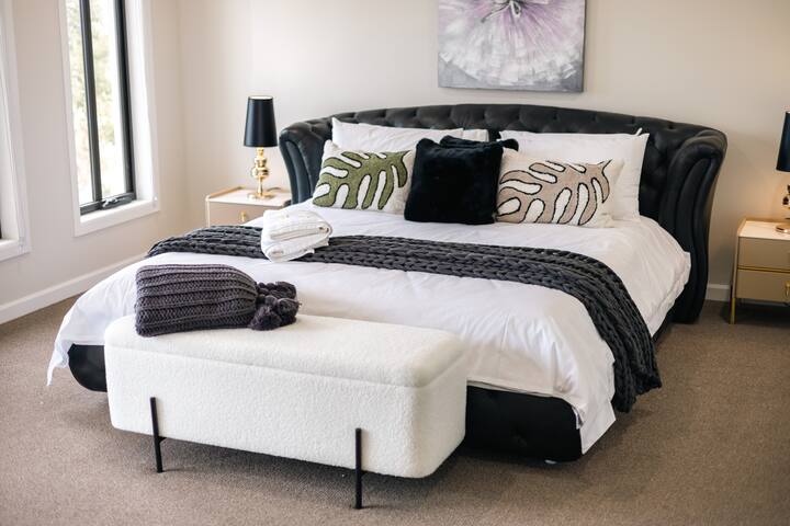 Spacious 6BR House w/ Pool Table Urban Home gallery image 4