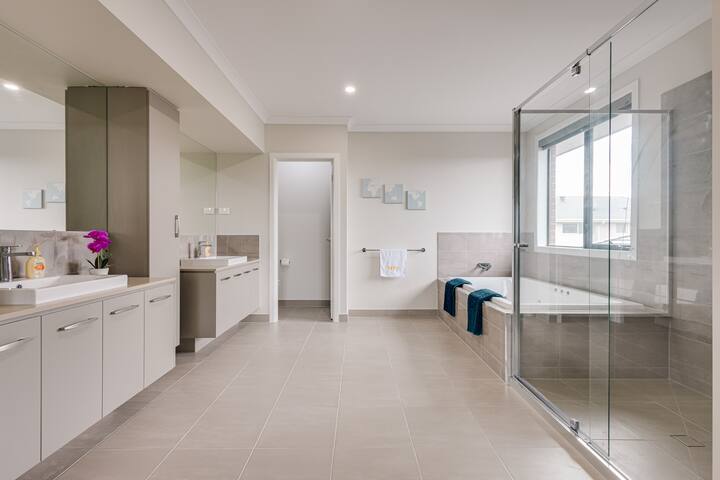 Spacious 6BR House w/ Pool Table Urban Home gallery image 5