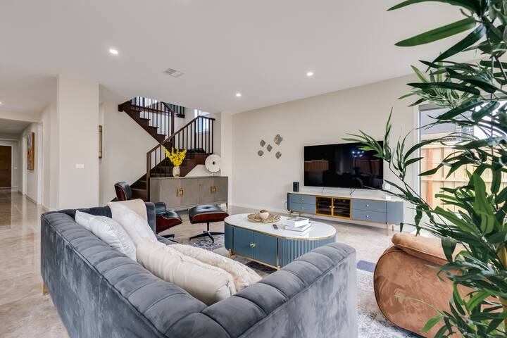 Spacious 6BR House w/ Pool Table Urban Home gallery image 2