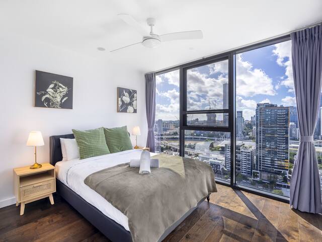 Cityview 4 Beds/FR Carparks/pool at South Bank gallery image 4