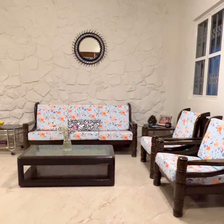 Welkom in onze woonkamer - met zijn frisse, koele en rustgevende vibes, met uitzicht op de patio vanaf de enorme hoofddeuren. Compleet met een tv en muzieksysteem is dit de perfecte plek om te ontspannen. We hebben zelfs een opvouwbaar bed in stand-by, voor een extra pauzeplek! 