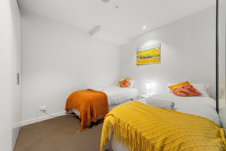 ერთადგამლებიანი საწოლების გამო, ამ ოთახში გარდერობის გაღება ვერ მოხერხდება. ტანსაცმელი სხვა გარდერობში უნდა დაკიდოთ. თუ ეს თქვენთვის მნიშვნელოვანია, ნუ დაჯავშნით ამ ოთახს