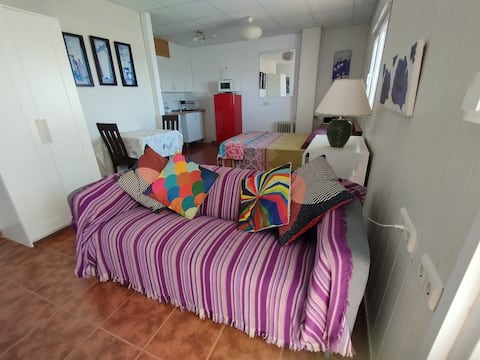 Airbnb con mejor rendimiento: Purple Studio oceanfront. 1st row beach. en Pedregalejo