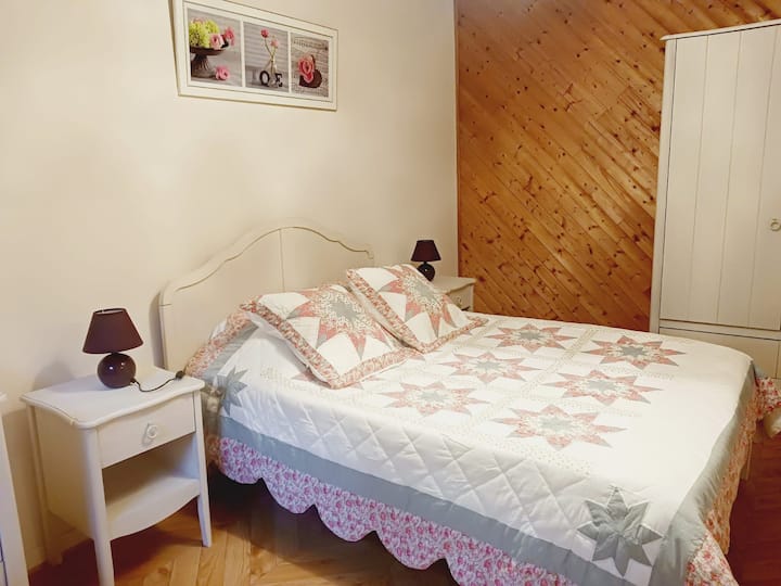 krevat dopio në dhomën kryesore të gjumit