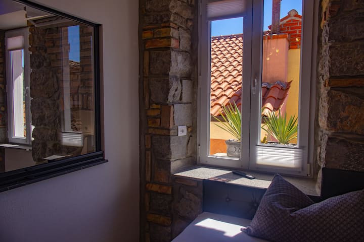 Spavaća soba sa krevetom 160x200 full opremljeno, garderoba , posteljina , smart tv 32 inch