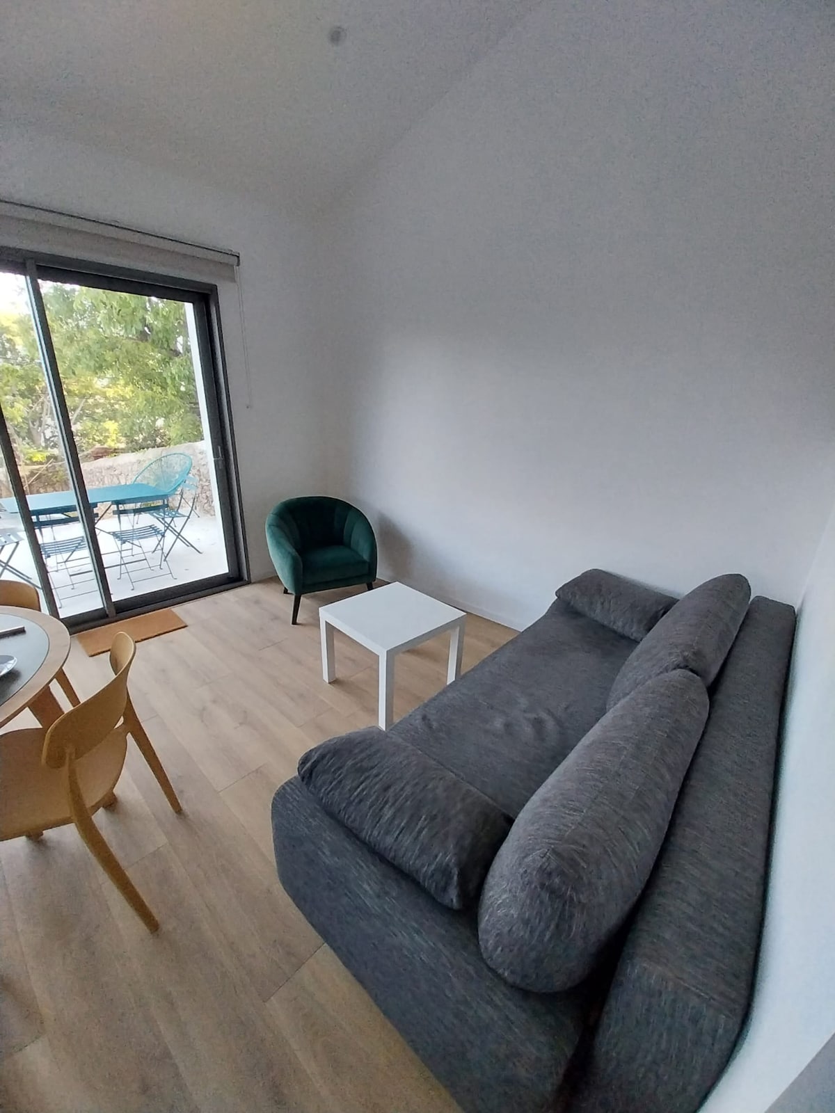 Popular Airbnb listing: Small charming house with sea view in Sète