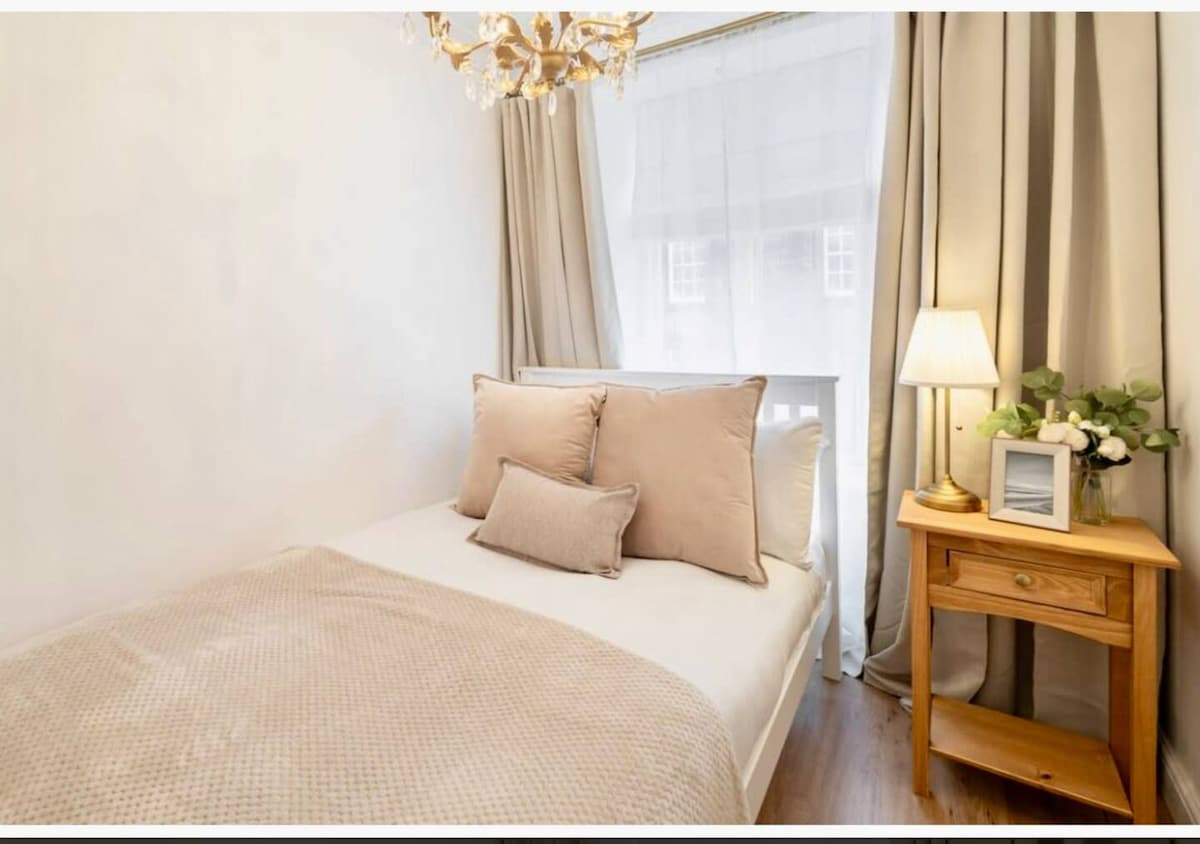 Upstairs bedroom 4 - small double bed 