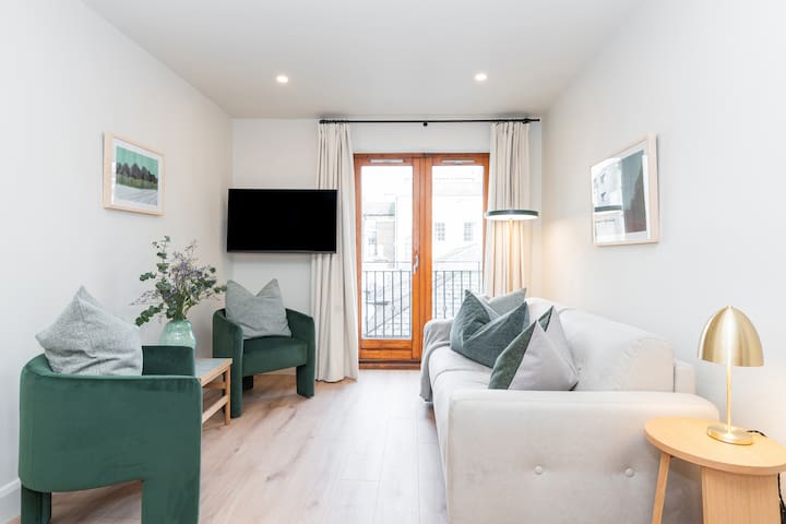 Modern & Cosy Retreat in Dublin’s Historic Center gallery image 2