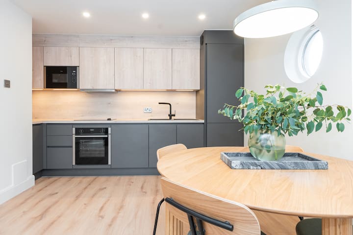 Modern & Cosy Retreat in Dublin’s Historic Center