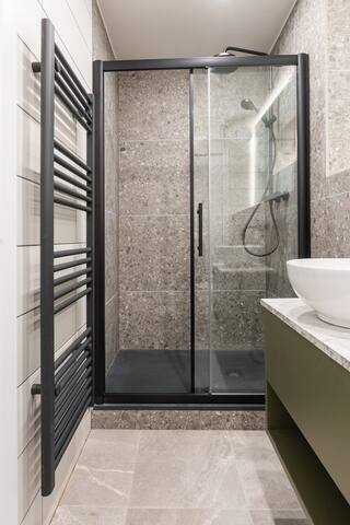 Perfect Location – Charming & Modern Apartment gallery image 3