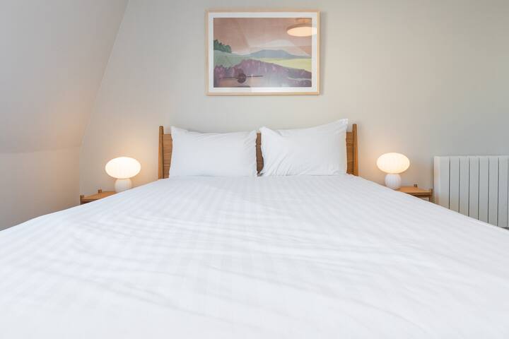 Perfect Location – Charming & Modern Apartment gallery image 4