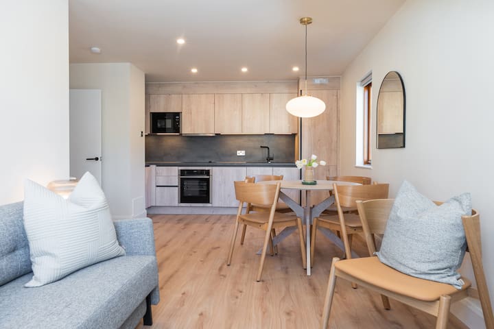 Perfect Location – Charming & Modern Apartment