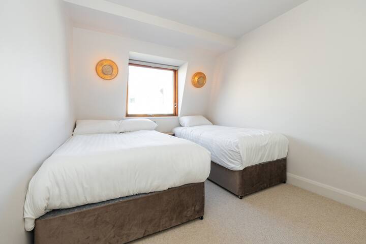 Perfect Location – Charming & Modern Apartment gallery image 5