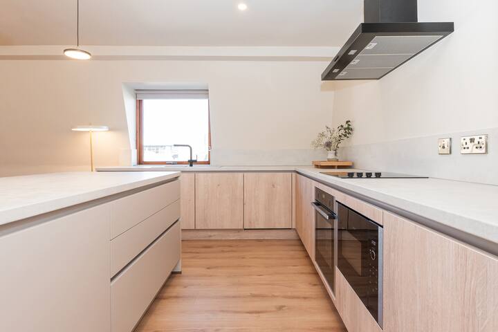 Sparkling Large Penthouse, Terrace, Prime Location gallery image 3