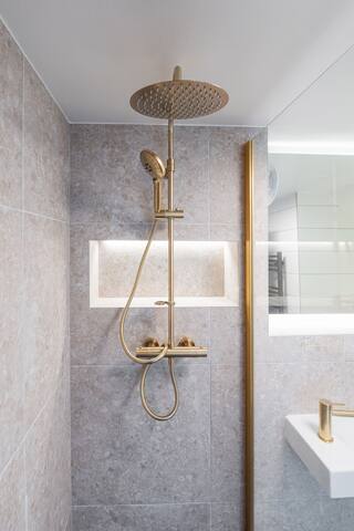 Sparkling Large Penthouse, Terrace, Prime Location gallery image 5