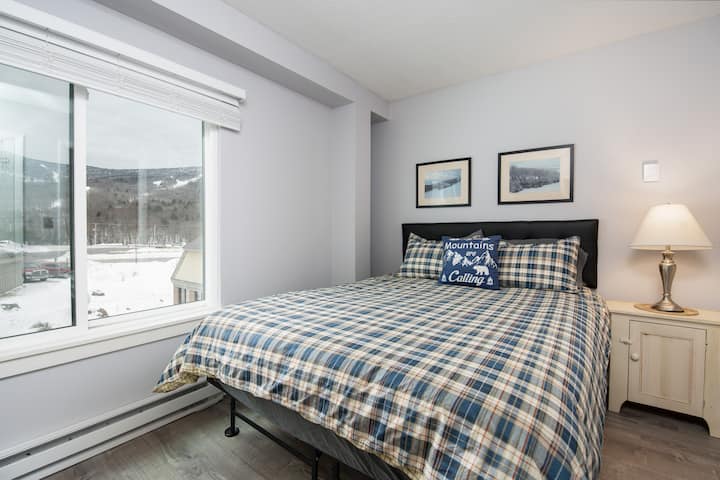 Opustite se u ovoj mirnoj spavaćoj sobi s udobnim bračnim krevetom, velikim ormarom i televizorom. Uživajte u toploj, ugodnoj atmosferi i prekrasnom pogledu na planine iz prozora – savršeno mjesto za odmor nakon dana pustolovine!