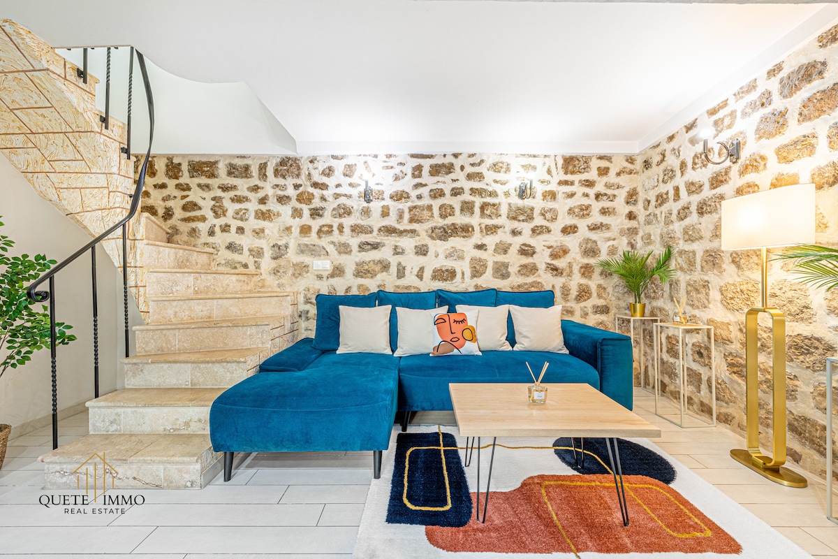 Este acogedor salón cuenta con un sofá cama muy cómodo para 2 personas. Ideal para dormir, también puede alojar hasta 6 personas para charlar o ver una película, ofreciendo así un espacio agradable y agradable.