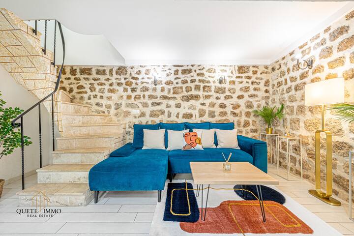 Ukumbi huu wa kuvutia una kitanda cha sofa cha starehe sana kwa watu 2. Inafaa kwa ajili ya kulala, inaweza pia kuchukua hadi watu 6 kuzungumza au kutazama filamu, ikitoa sehemu ya kirafiki na ya kupendeza.