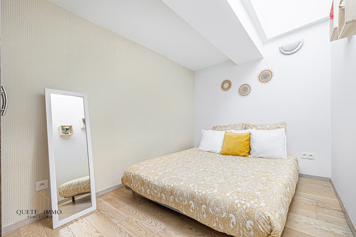 Katika chumba cha kulala cha pili utapata kitanda cha ukubwa wa malkia chenye starehe na sehemu za kuhifadhi za ukarimu kwa ajili ya ukaaji wa kupendeza zaidi.