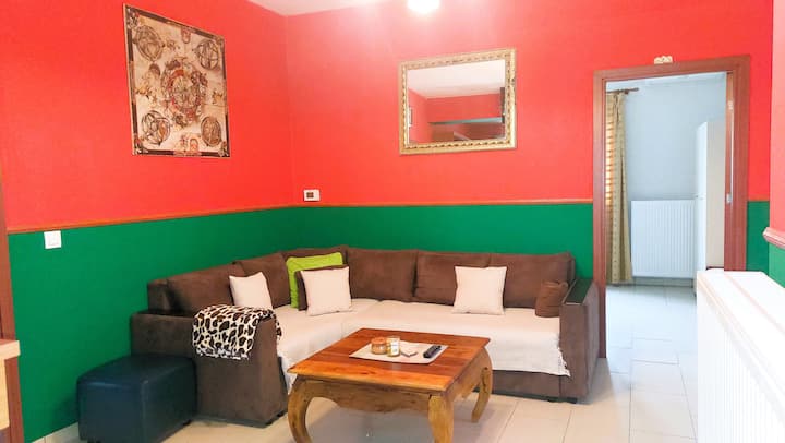 Удобен диван, който се разгъва в легло за двама