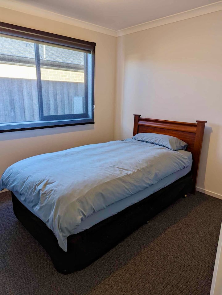 Spavaća soba tri ima ormar i bračni krevet za jednu osobu.