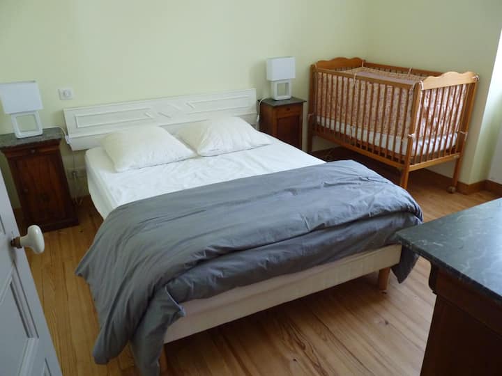 posteľ 140 x 190, paplón 220 x 240 alebo flísová prikrývka v závislosti od ročného obdobia, vankúše 60 x 60, chránič matraca a chránič vankúšov sa pravidelne vymieňajú, 2 nočné stolíky, 2 nočné lampy, 2 stoličky, komoda, šatník so zrkadlom, detská postieľka.