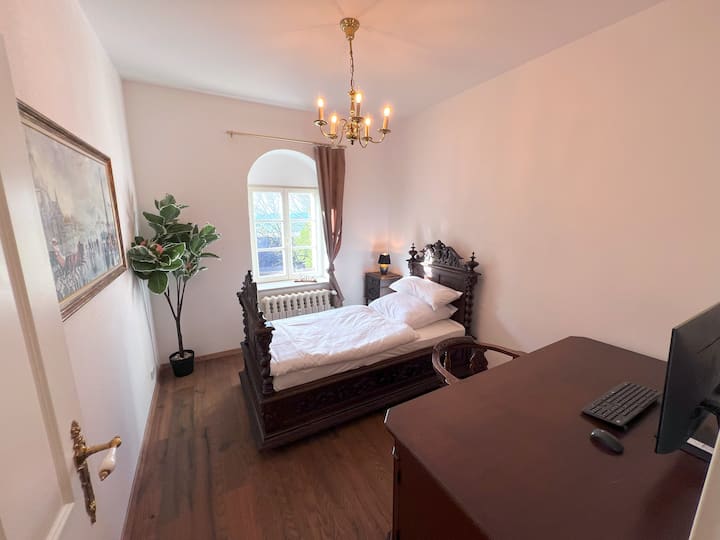 غرفة فردية مع مساحة عمل كبيرة