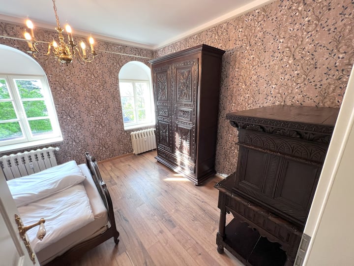 أثاث خشبي صلب عمره 200 عام تقريبًا مع ديكورات منحوتة يدويًا. 