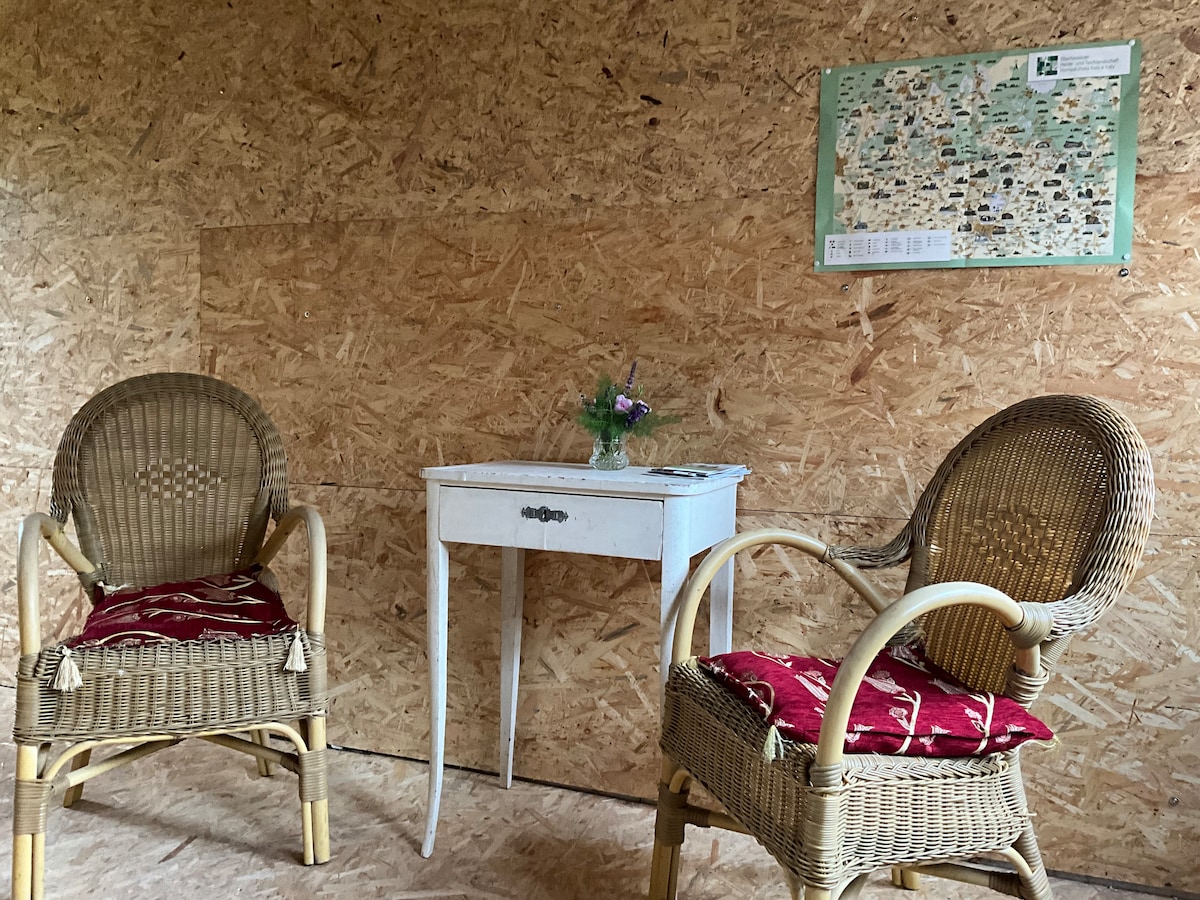 Во ходникот има мал, многу едноставен простор за седење. Столовите може да се носат и надвор. 