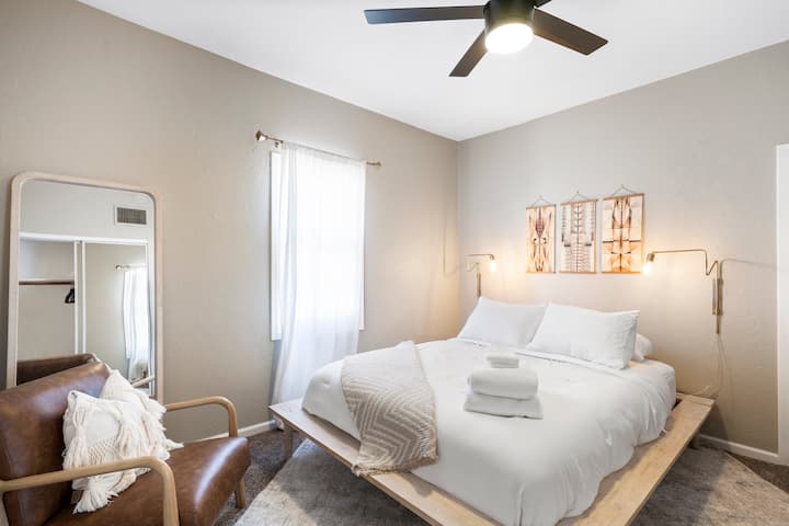 С пет легла в три спални, Casa Alma може да настани до 8 гости. Декорът на мечтаната стая като този ви очаква.