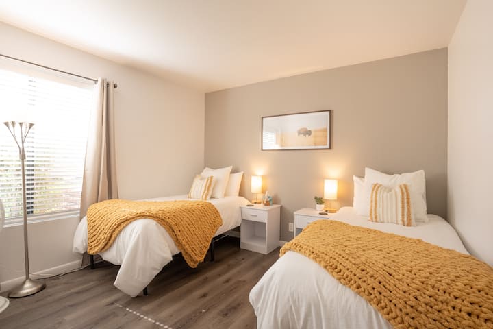 Esta habitación tiene una cama doble plegable adicional y una mochila
