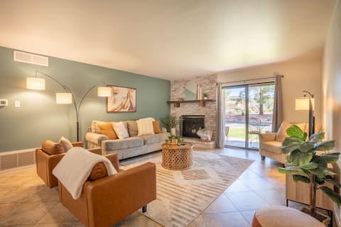 Popular Airbnb listing: Cozy Condo - Pool/Spa/Pickleball/Hiking/Golf in Village Of Oak Creek (Big Park)