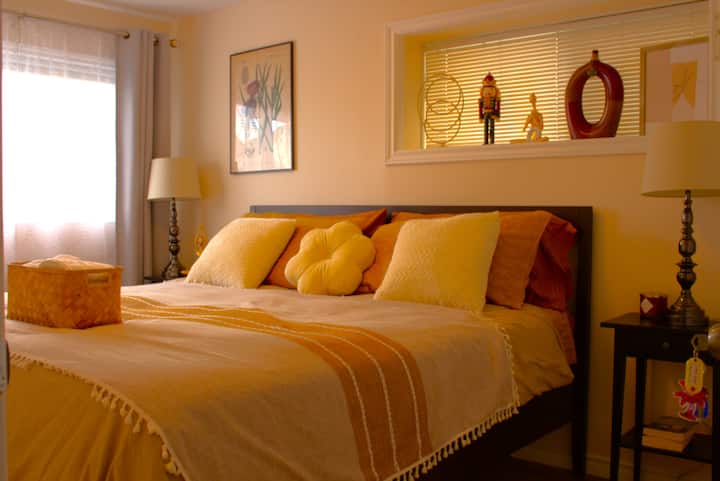 舒适明亮的卧室，配备加大双人床。