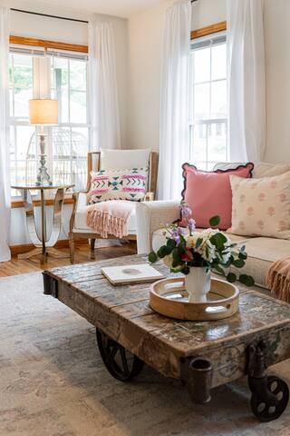 Large house close to DT 2 King beds 2 Queens gallery image 2