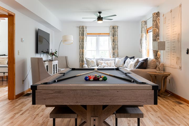 Large house close to DT 2 King beds 2 Queens